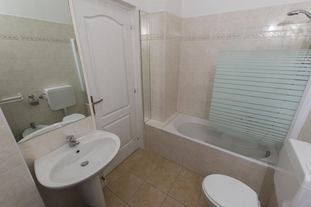 Cavour Guest House Вентимилья Экстерьер фото